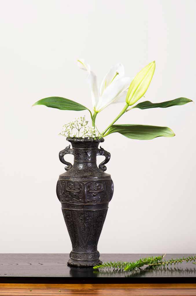 1011 十九世纪铜仿古兽面双耳瓶 A CHINESE BRONZE ZUN VASE A flattened, antique, circular-shaped nineteenth century copper vase.