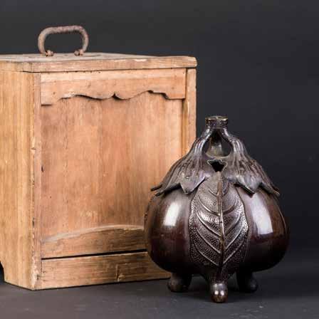 1012 二十世纪铜蕉叶纹盘口尊 A CHINESE BRONZE ZUN VASE A bronze Chinese vase.