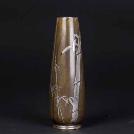 1018 二十世纪云龙赶珠盖炉 A CHINESE BRONZE CENSER A Chinese bronze. Three rounded legs are joined to the main bulbous-shaped body.