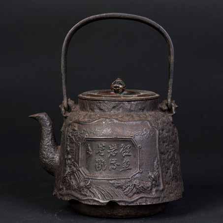 1026 龙文堂上田造狮子回纹铁壶 A JAPANESS TETSUBIN CAST IRON TEAPOT A Japanese cast iron teapot.