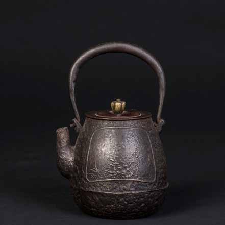 1030 龙文堂系佛手纹梨形铁壶 A JAPANESS TETSUBIN CAST IRON TEAPOT A Longwen Tang Japanese decorative pear-shaped cast iron kettle pot.