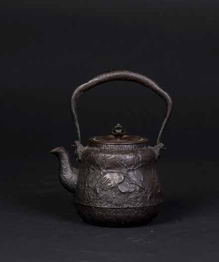 Height 6 Width 4.25 1031 龙文堂系开光花卉梨形铁壶 A JAPANESS TETSUBIN CAST IRON TEAPOT A Japanese decorative pear-shaped cast iron kettle pot.