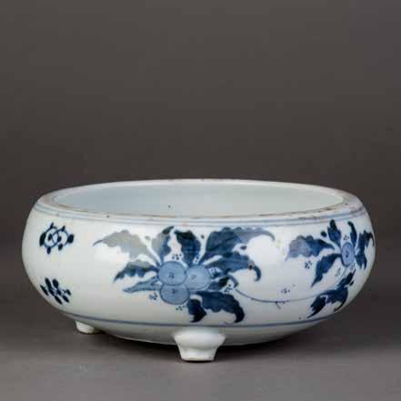 5 Diameter 8 $600-800 1068 清康熙五彩开光四季花卉纹大碗连红木座 A FLORAL FAMILLE VERTE BOWL, QING The vase is predominantly painted in different shades of bright green enamels, combined with