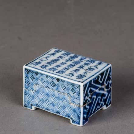 1080 十九世纪青花诗文盖盒 A CHINESE BLUE AND WHITE FITTED BOX COVER Cobalt-blue underglaze fitted box decorated with geometric patterns on reserved ground and