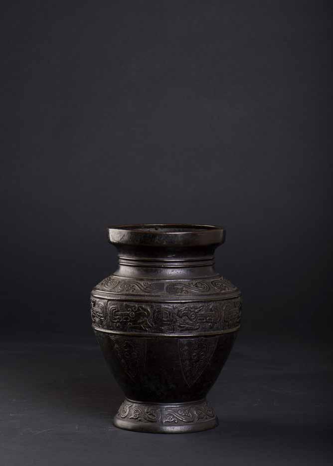 1001 清初铜仿战国蕉叶纹盘口尊 A CHINESE BRONZE ZUN VASE An early Qing Dynasty imitation bronze vase with a predominantly pear-shaped body.