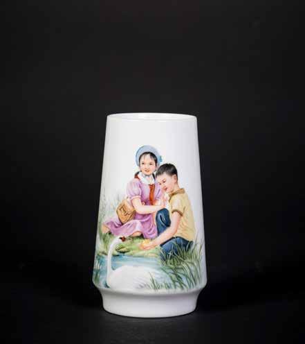 25 $800-1000 1097 二十世纪景德镇人物纹盘 A CHINESE HAND-PAINTED PORCELAIN DISH White porcelain depicting snowy winter scenes of commoners