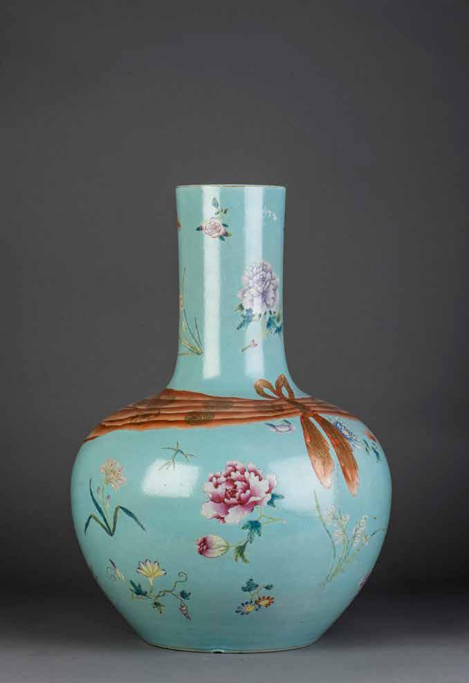 1130 十九世纪晚期松石绿地粉彩花卉包袱纹天球瓶 A TURQUOISE GLAZED FAMILLE ROSE BOTTLE VASE The Chinese famille rose bottle vase has a bulbous body and a cylindrical neck, covered overall with turquoise glaze, the