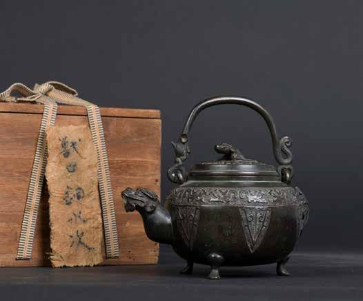 1003 清铜兽耳衔环方瓶 A CHINESE BRONZE VASE An early Qing Dynasty imitation bronze vase with a predominantly pearshaped body.