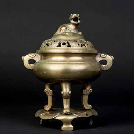 1159 十九世纪铜狮纽三足香炉 A CHINESE BRONZE TRIPOD CENSER A nineteenth century bronze decorative censer.