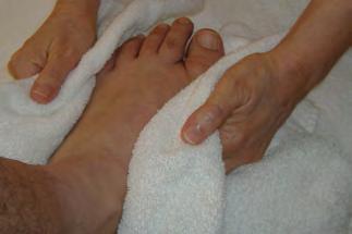 DRY:Using the clean towel of the footrest, thoroughly dry the foot: make sure that all areas of the foot and between the toes are towel-dried Image 8: Dry Foot REMOVE POLISH:Begin with nail care by