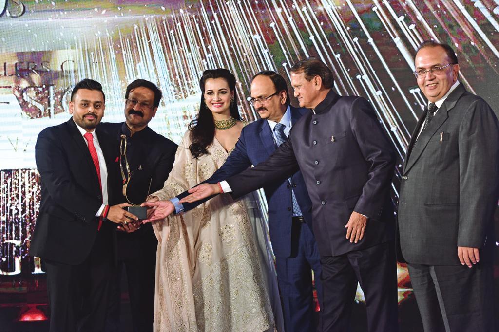 WINNERS OF JJS IJ JEWELLERS CHOICE DESIGN AWARDS 2017 The Indian Jeweller magazine hosted a grand awards nite to announce the winners of the 7th edition of JJS-IJ Jewellers Choice Design Awards 2017