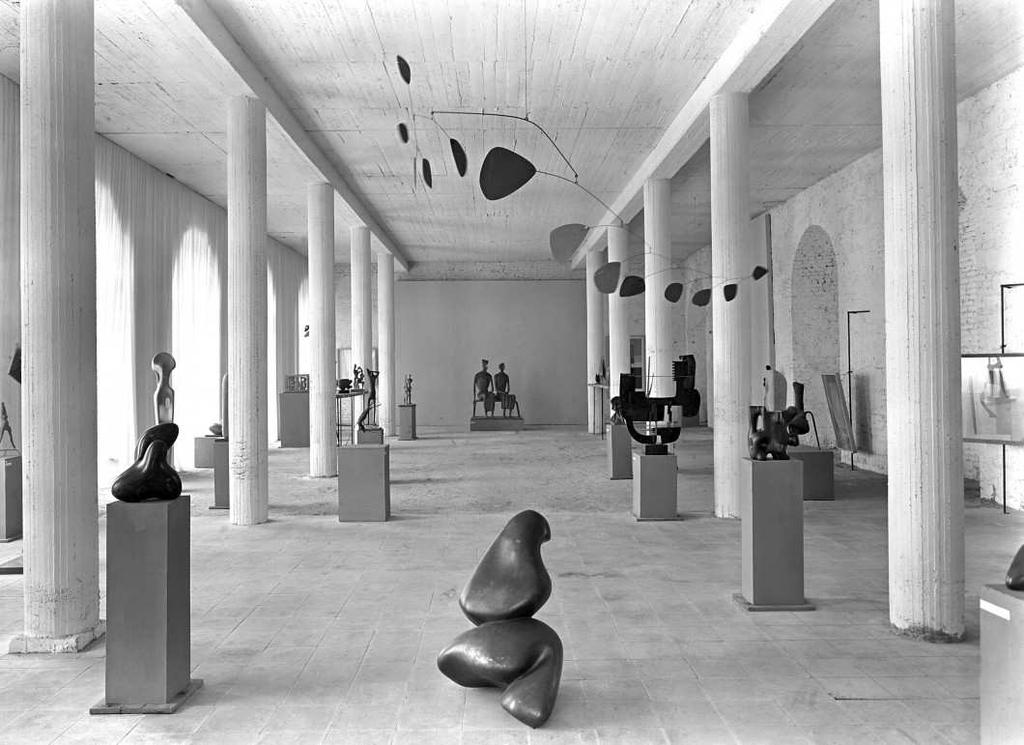 Tagesspiegel, declared that Moore, with a superlative display of ten sculptures, along with younger sculptors such as Armitage and Chadwick, were among the stars of the show.