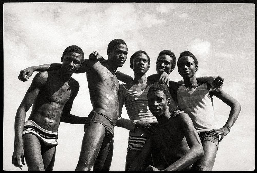 Sidibé s photographs document Mali s independence, the explosion of nightlife, music, fashion, joy and youth culture.