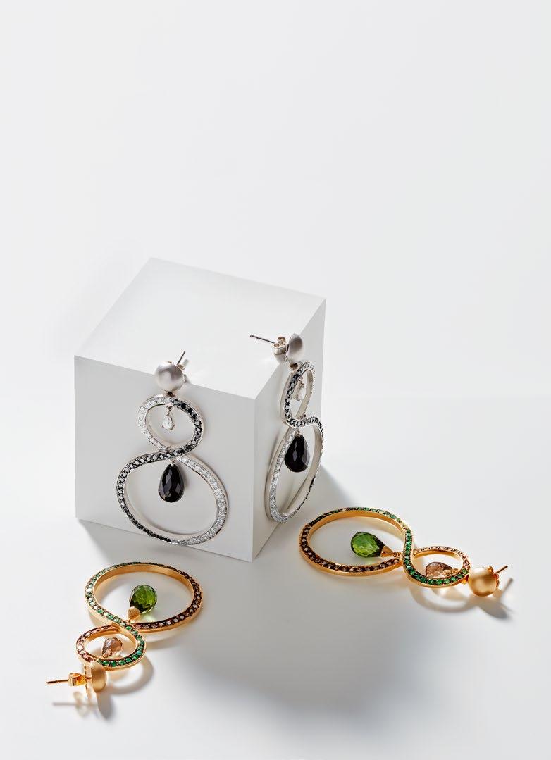 INVITATION TO INFINITY EARRINGS TOP CONTRASTING WHITE AND BLACK DIAMONDS IN 18K WHITE GOLD WITH BLACK ONYX DROPS.