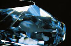 Internal graining is more common in blue diamonds than in near-colorless type Ia diamonds.