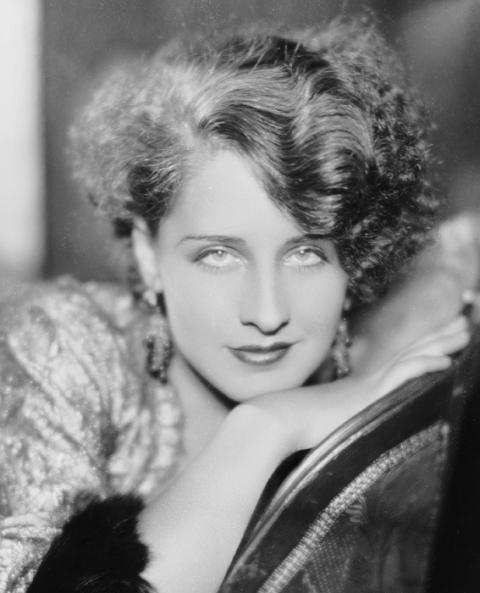 5. 1930S: NORMA SHEARER Others, like Norma Shearer, grew their brows into
