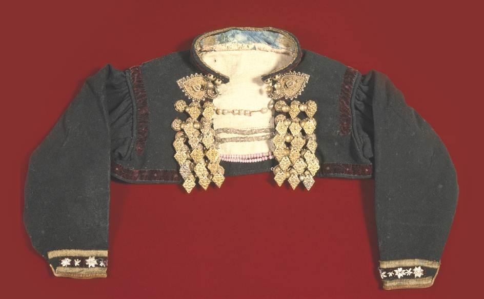 Fig. 2: Jacket, silver. Bride. East Telemark. Black cloth. The front pieces are decorated with a pair of claspers and eyelets. Norsk Folkemuseum, Oslo, photo no. 2229.
