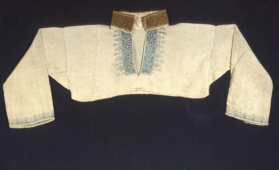 Fig. 5: Shirt. Telemark. Linen. Embroidery in blue. Cuffs without sleeves. Norsk Folkemuseum, Oslo, photo no. 9267. Jewellery: Various types of brooches have been used.
