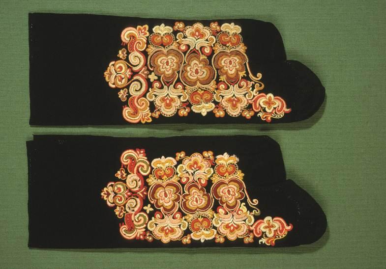 The oldest was sewn of black woollen material with the toe of material or with a knitted toe. The stockings were embroidered on the leg. They were for churchgoing and festive occasions.