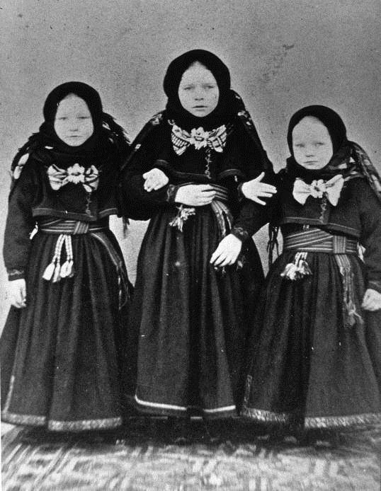 Fig. 8: Three girls. Bø in Telemark. Belted skirt dress. Photo ca 1870. Norsk Folkemuseum, Oslo, photo no. 13426. The shirt (fig.