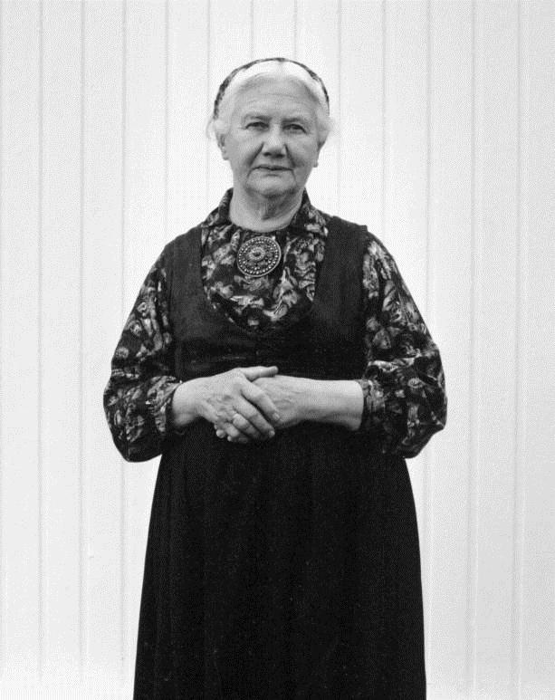 Stakk og liv the skirt and bodice The skirt and bodice clothing was still (1960s) worn by some of my interviewees (fig. 10). It was their only dress used for every day, Sundays and churchgoing.