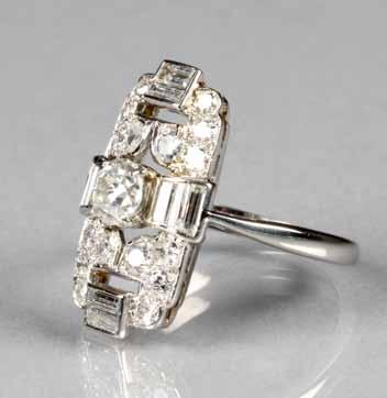 89-130 Jewellery 21 Lot 89 89 Ladies platinum diamond cluster ring, pierced rectangular form, centre 0.