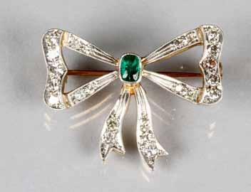 89-130 Jewellery 23 Lot 99 Lot 102 99 Ladies 15 carat gold brooch, in the form of a bow, set