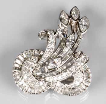 47mm wide 56mm high 1500-2000 (+ 21% BP*) 102 Ladies 18 carat gold brooch, set with three