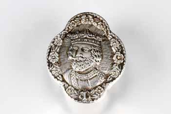 5cm high 60-90 (+ 21% BP*) 162 Edwardian silver pill box, hinged cover with an embossed portrait of a crowned King, Assay marked London 1902, 4cm long 3cm wide 1.