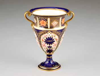 scroll handled vase, raised on a circular foot, Imari pattern, date coded 1910, 16.