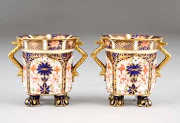 on four paw feet, Imari pattern, date coded 1911, 8cm high 288 Four pieces of Crown Derby bone china including circular wall plate,