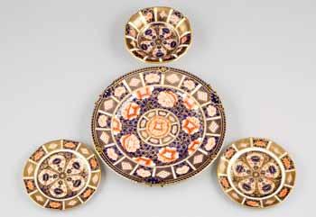 Pair of small circular plates, Imari pattern, date coded 1925 and 1927, 12.