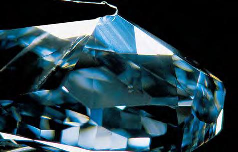 Internal graining is more common in blue diamonds than in near-colorless type Ia diamonds.