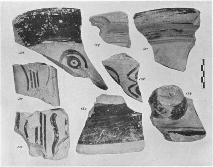 A GEOMErTRIC HOUSE AND A PROTO-ATTIC VOTIVE DEPOSIT 571 sherds in somiie nuinbers elsewhere in the Agora. Dragendorff denies Wide's suggestion (Jahrb., XIV, 1899, pp. 188 ff.