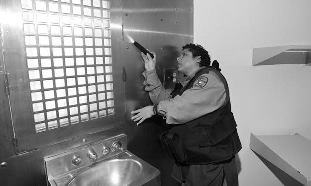 10 SECURITY DUTIES 209 Correctional officers always have to be nosy. Here a correctional officer is doing a cell inspection in a maximum security unit.