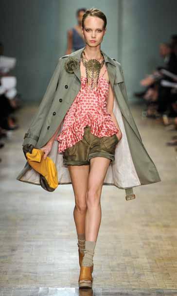 Look 32 OLIVE KHAKI CLASSIC TRENCH STRAWBERRY HERITAGE PRINTED TOP OLIVE HERITAGE ROLLED-CUFF BLOOMER SHORTS OLIVE CANVAS BLOOM