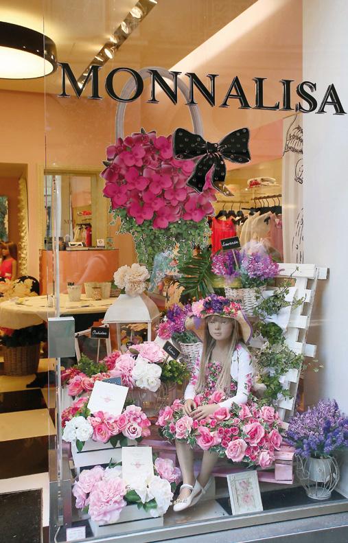 In-store Events Ci vuole un f iore A creative lab is dedicated to roses, the symbol of Monnalisa to