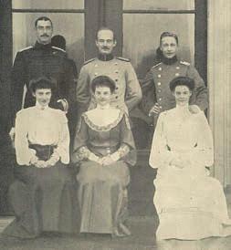 DKK 10,000-12,000 / 1,350-1,600 Grand Duchess Anastasia of Russia s three children and children-in-law, approx. 1907.