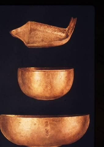 Fig. 8a. Gold Vessels from the tomb of Meskalamdug, Royal Cemetery of Ur, Iraq. (source unknown) Fig. 8b. Drawing of Meskalamdug s gold bowl, after Eric Burrows, Inscribed Materials, in C.L.