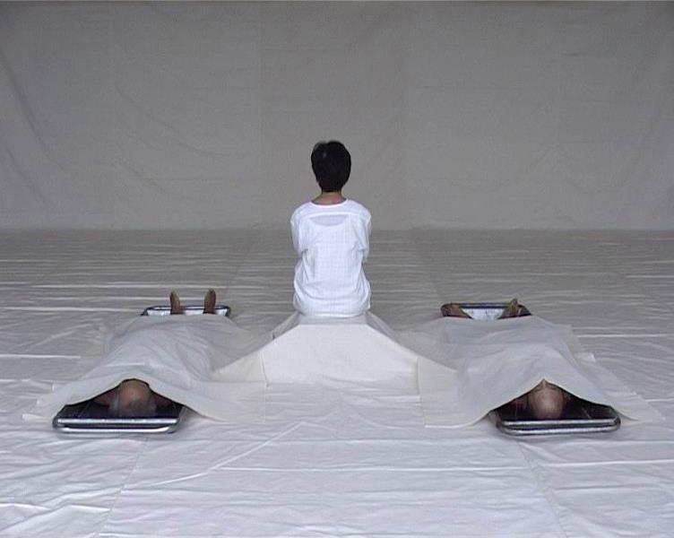 The experience of death in life is also conveyed in the video works of Thai artist Araya Rasdjarmrearnsook. They are performances with the dead, which she carried out in camera at a morgue.