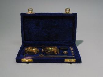 Apothecary Scale Tea Brick Paper Money (A) Case includes the gold-colored metal frame and pans, rod, tweezers, five