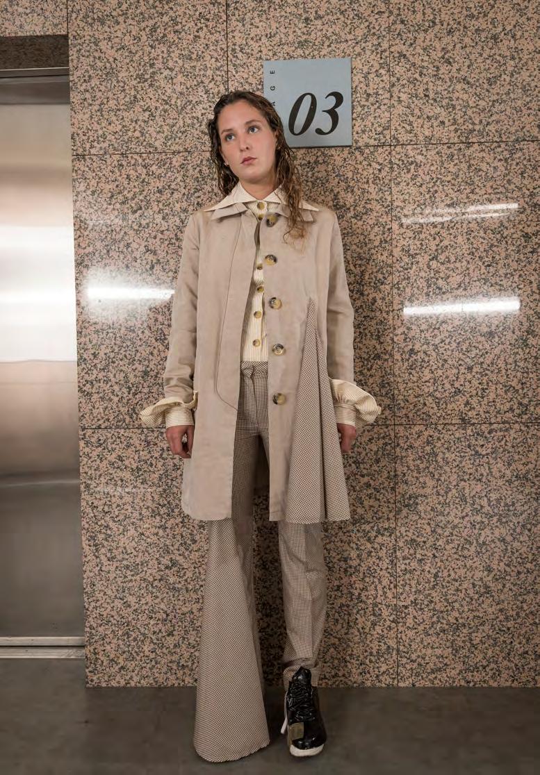 LOOK 2 SS1802C01 CROPPED COAT WITH TRIANGULAR INSERT CROPPED MACKINTOSH COAT FEATURING OVERSIZED BUTTONS AND TRIANGULAR CHECKED WOOL INSERT. UNLINED WITH CO BINDINGS INSIDE.