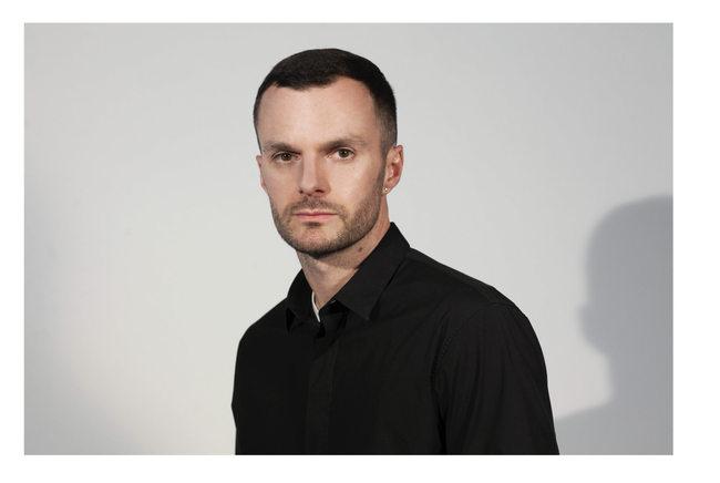 Kris Van Assche on reaching two decades in Paris By Godfrey Deeny - February 2, 2018 These days, designers are considered extremely lucky to remain in charge of any house for a decade.