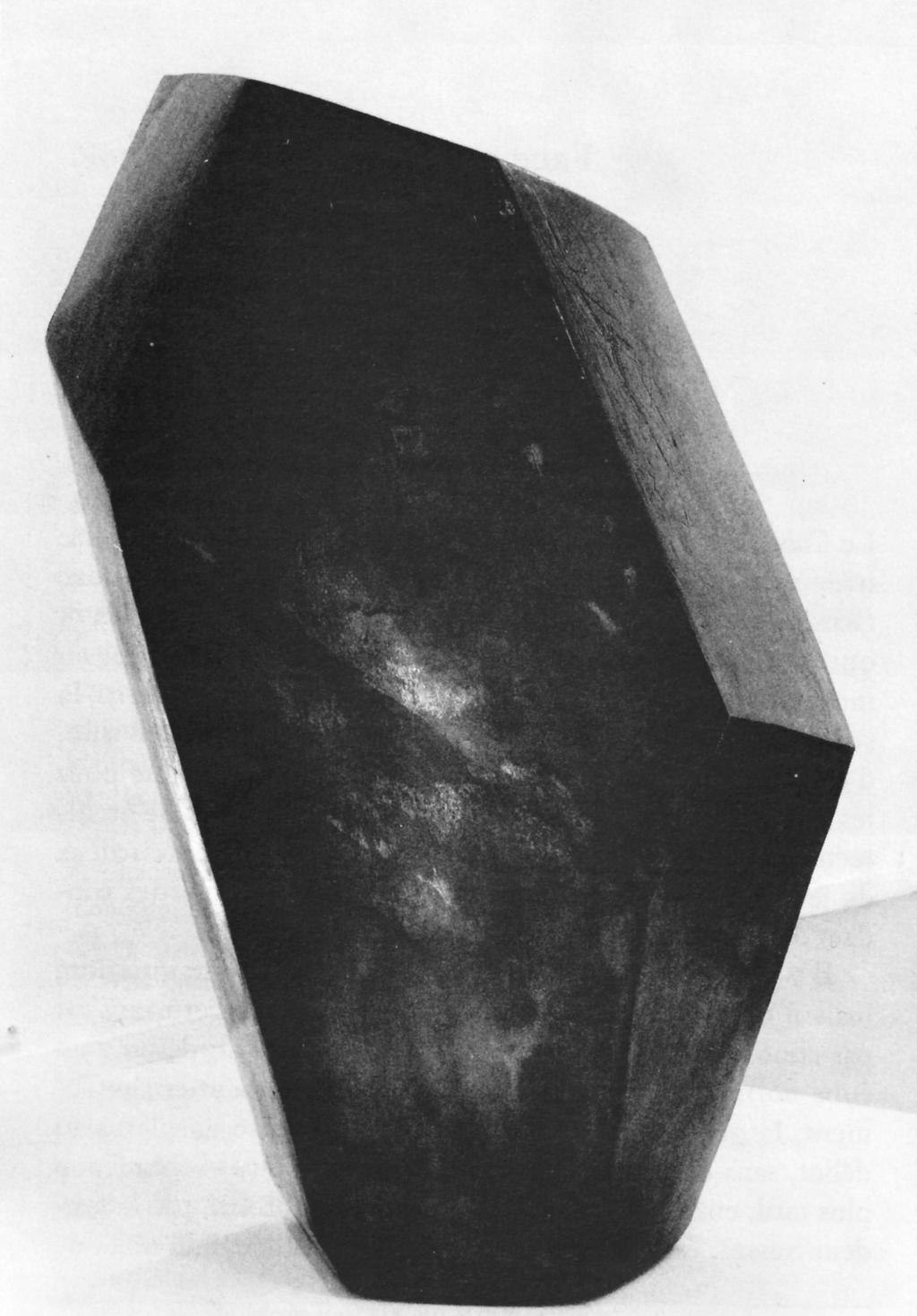 Fig. 1: The Cube (1934), bronze, 94,00 x 54,00 x 59,00 cm.