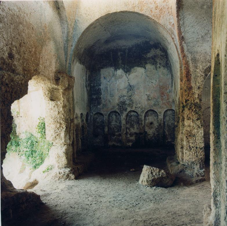 The interiors reflect a true byzantine style: first off, we find the naos room used to welcome the worshippers, holding one