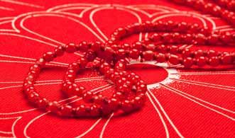 932 > red bead necklace 965 >