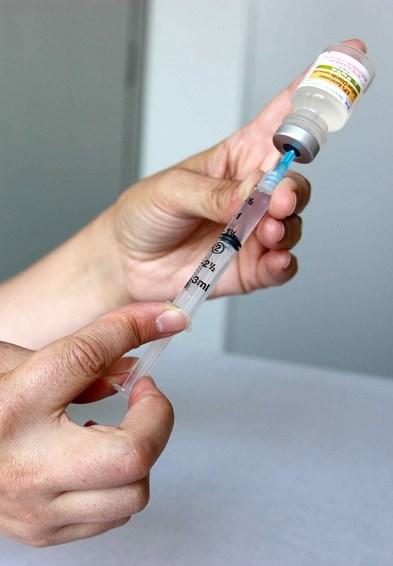 Slowly pull back the plunger until the syringe fills to a volume of 1.5 ml [ G ]. (The quantity of saline may vary from one person to the next, for example from 1 to 1.5 ml.) 12.