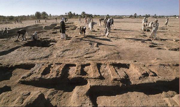 In the desert regions, archaeologists have found the remains of large water tanks (hafirs) which suggest that the government took responsibility for water supply.