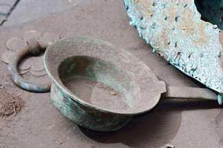 Songsan-ri Burial Mounds 8. International Exchange of East Asia in Relation to Bronze Iron [Narration] The ladle-like artifact displayed here is the finest household implement of the Baekje Kingdom.