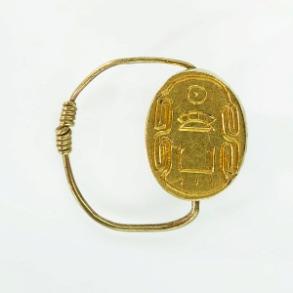 It consists of a golden wire and a scarab manufactured from a number of semi-precious stones and located in a golden claws.